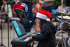 2022-christmas-carols-36